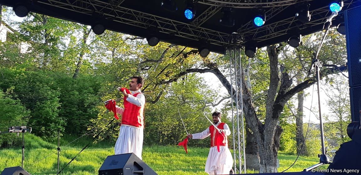 Танцевальные коллективы из Пакистана и Узбекистана выступили на V Международном фольклорном фестивале "Харыбюльбюль" (ФОТО/ВИДЕО)