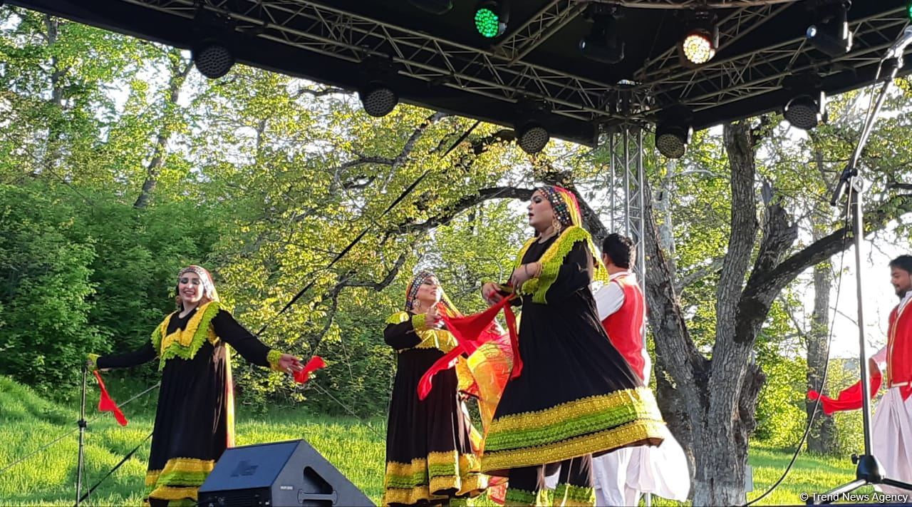 Танцевальные коллективы из Пакистана и Узбекистана выступили на V Международном фольклорном фестивале "Харыбюльбюль" (ФОТО/ВИДЕО)