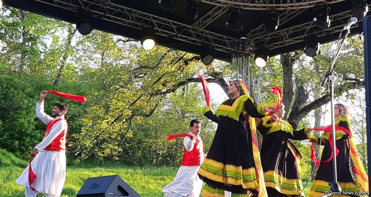 Танцевальные коллективы из Пакистана и Узбекистана выступили на V Международном фольклорном фестивале "Харыбюльбюль" (ФОТО/ВИДЕО)