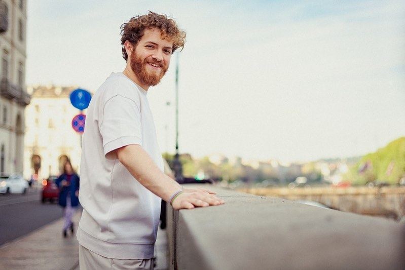 До и после: представитель Азербайджана на "Евровидении-2022" сменил имидж перед самым финалом (ФОТО)