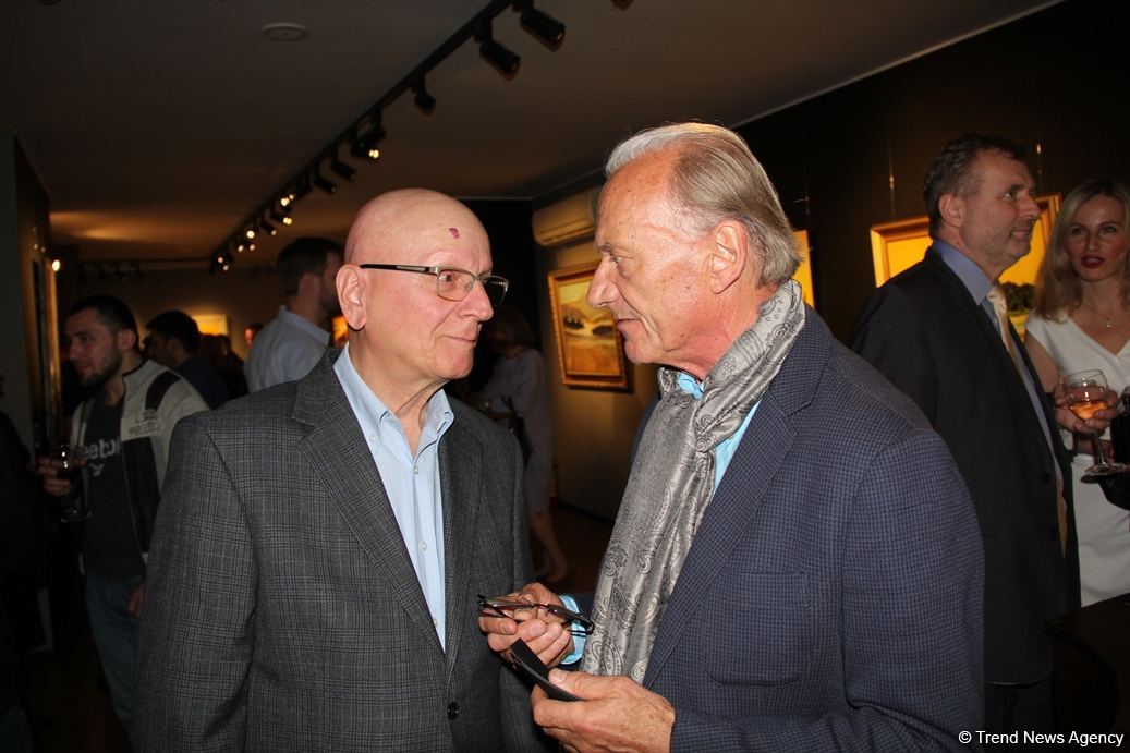 В QGallery открылась персональная выставка работ посла Австрии в Азербайджане Александра Байерля "Вслед за солнцем" (ФОТО)