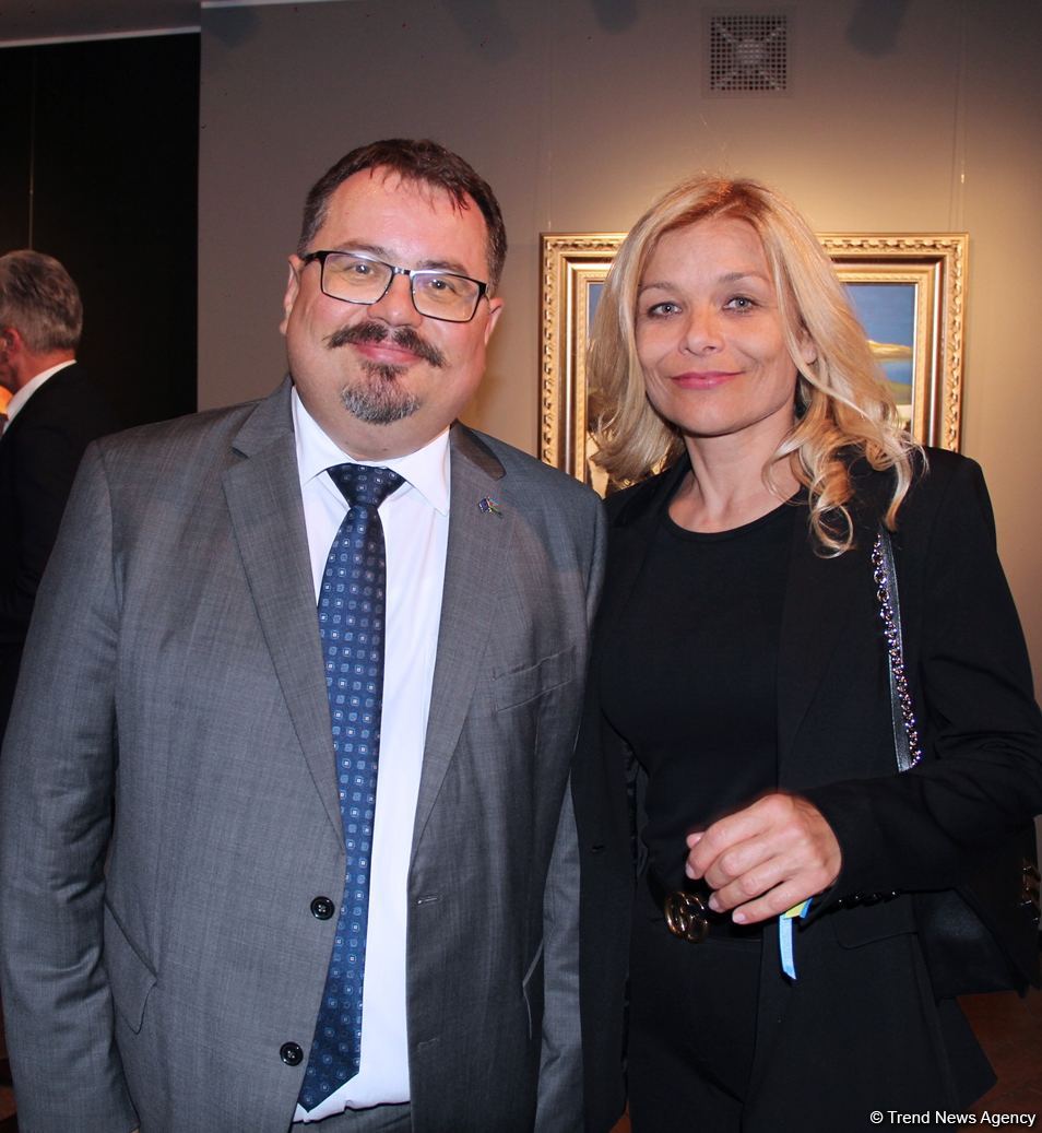 В QGallery открылась персональная выставка работ посла Австрии в Азербайджане Александра Байерля "Вслед за солнцем" (ФОТО)