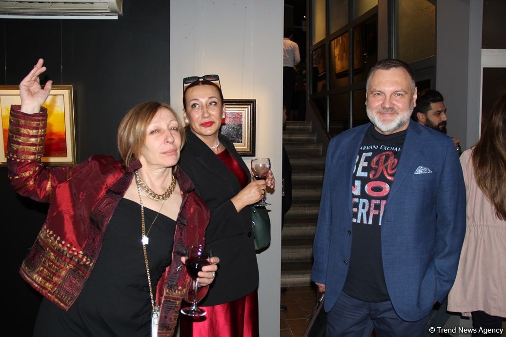 В QGallery открылась персональная выставка работ посла Австрии в Азербайджане Александра Байерля "Вслед за солнцем" (ФОТО)