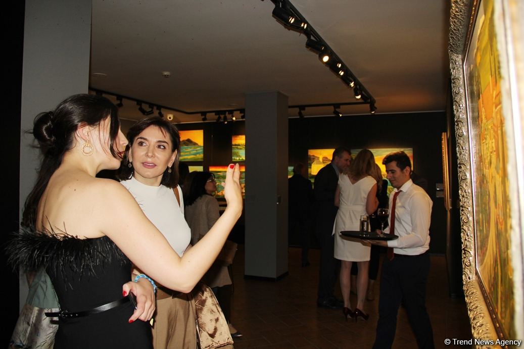 В QGallery открылась персональная выставка работ посла Австрии в Азербайджане Александра Байерля "Вслед за солнцем" (ФОТО)