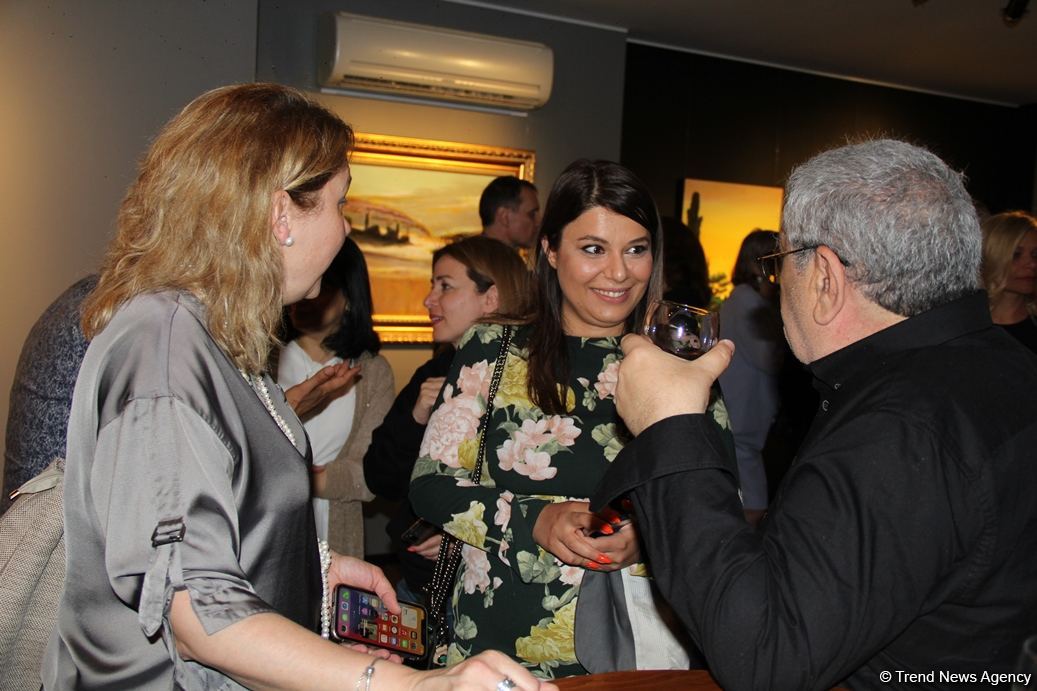 В QGallery открылась персональная выставка работ посла Австрии в Азербайджане Александра Байерля "Вслед за солнцем" (ФОТО)