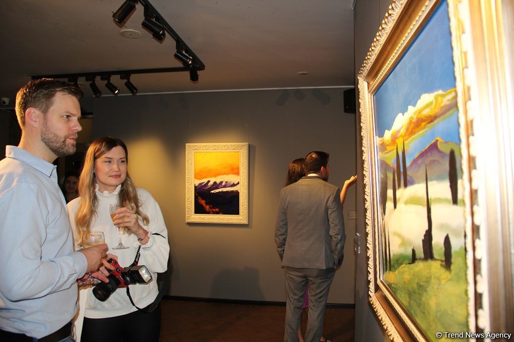 В QGallery открылась персональная выставка работ посла Австрии в Азербайджане Александра Байерля "Вслед за солнцем" (ФОТО)