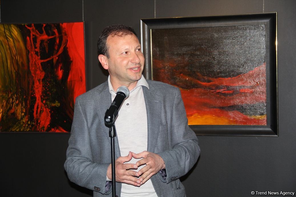 В QGallery открылась персональная выставка работ посла Австрии в Азербайджане Александра Байерля "Вслед за солнцем" (ФОТО)