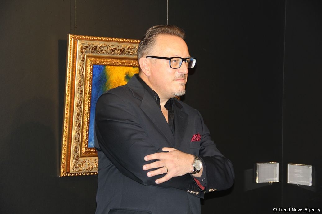 В QGallery открылась персональная выставка работ посла Австрии в Азербайджане Александра Байерля "Вслед за солнцем" (ФОТО)