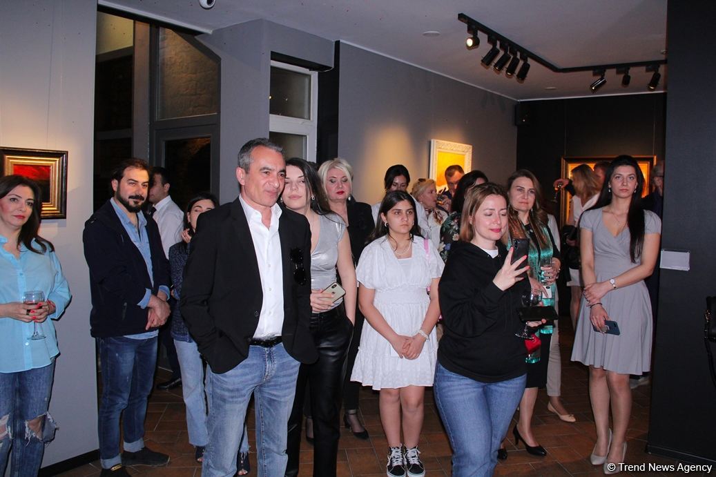 В QGallery открылась персональная выставка работ посла Австрии в Азербайджане Александра Байерля "Вслед за солнцем" (ФОТО)