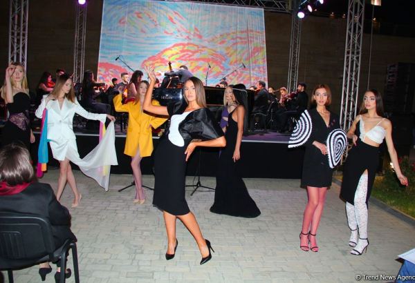 Бесподобная ночь в Баку – новая реальность цифровых технологий! Впервые под открытым небом классика и дефиле "статуй" (ВИДЕО, ФОТО)