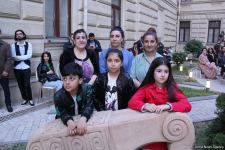 Бесподобная ночь в Баку – новая реальность цифровых технологий! Впервые под открытым небом классика и дефиле "статуй" (ВИДЕО, ФОТО)