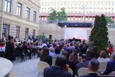 Бесподобная ночь в Баку – новая реальность цифровых технологий! Впервые под открытым небом классика и дефиле "статуй" (ВИДЕО, ФОТО)