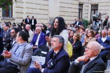 Бесподобная ночь в Баку – новая реальность цифровых технологий! Впервые под открытым небом классика и дефиле "статуй" (ВИДЕО, ФОТО)