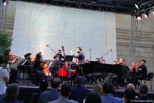 Бесподобная ночь в Баку – новая реальность цифровых технологий! Впервые под открытым небом классика и дефиле "статуй" (ВИДЕО, ФОТО)