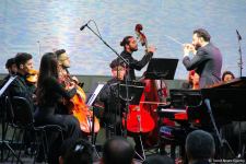 Бесподобная ночь в Баку – новая реальность цифровых технологий! Впервые под открытым небом классика и дефиле "статуй" (ВИДЕО, ФОТО)