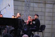 Бесподобная ночь в Баку – новая реальность цифровых технологий! Впервые под открытым небом классика и дефиле "статуй" (ВИДЕО, ФОТО)