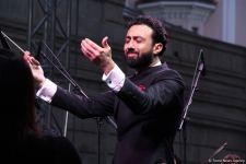 Бесподобная ночь в Баку – новая реальность цифровых технологий! Впервые под открытым небом классика и дефиле "статуй" (ВИДЕО, ФОТО)