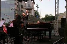 Бесподобная ночь в Баку – новая реальность цифровых технологий! Впервые под открытым небом классика и дефиле "статуй" (ВИДЕО, ФОТО)