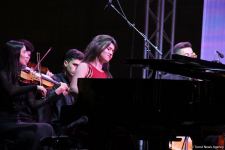 Бесподобная ночь в Баку – новая реальность цифровых технологий! Впервые под открытым небом классика и дефиле "статуй" (ВИДЕО, ФОТО)