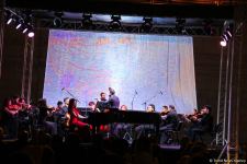 Бесподобная ночь в Баку – новая реальность цифровых технологий! Впервые под открытым небом классика и дефиле "статуй" (ВИДЕО, ФОТО)