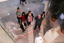 Бесподобная ночь в Баку – новая реальность цифровых технологий! Впервые под открытым небом классика и дефиле "статуй" (ВИДЕО, ФОТО)