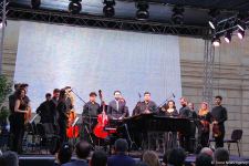 Бесподобная ночь в Баку – новая реальность цифровых технологий! Впервые под открытым небом классика и дефиле "статуй" (ВИДЕО, ФОТО)