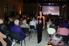 Бесподобная ночь в Баку – новая реальность цифровых технологий! Впервые под открытым небом классика и дефиле "статуй" (ВИДЕО, ФОТО)