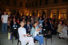 Бесподобная ночь в Баку – новая реальность цифровых технологий! Впервые под открытым небом классика и дефиле "статуй" (ВИДЕО, ФОТО)