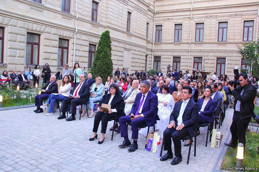 Бесподобная ночь в Баку – новая реальность цифровых технологий! Впервые под открытым небом классика и дефиле "статуй" (ВИДЕО, ФОТО)