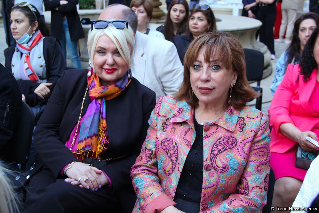 Бесподобная ночь в Баку – новая реальность цифровых технологий! Впервые под открытым небом классика и дефиле "статуй" (ВИДЕО, ФОТО)