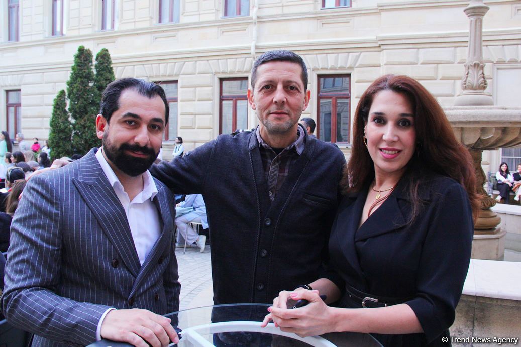 Бесподобная ночь в Баку – новая реальность цифровых технологий! Впервые под открытым небом классика и дефиле "статуй" (ВИДЕО, ФОТО)