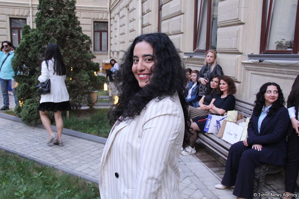 Бесподобная ночь в Баку – новая реальность цифровых технологий! Впервые под открытым небом классика и дефиле "статуй" (ВИДЕО, ФОТО)