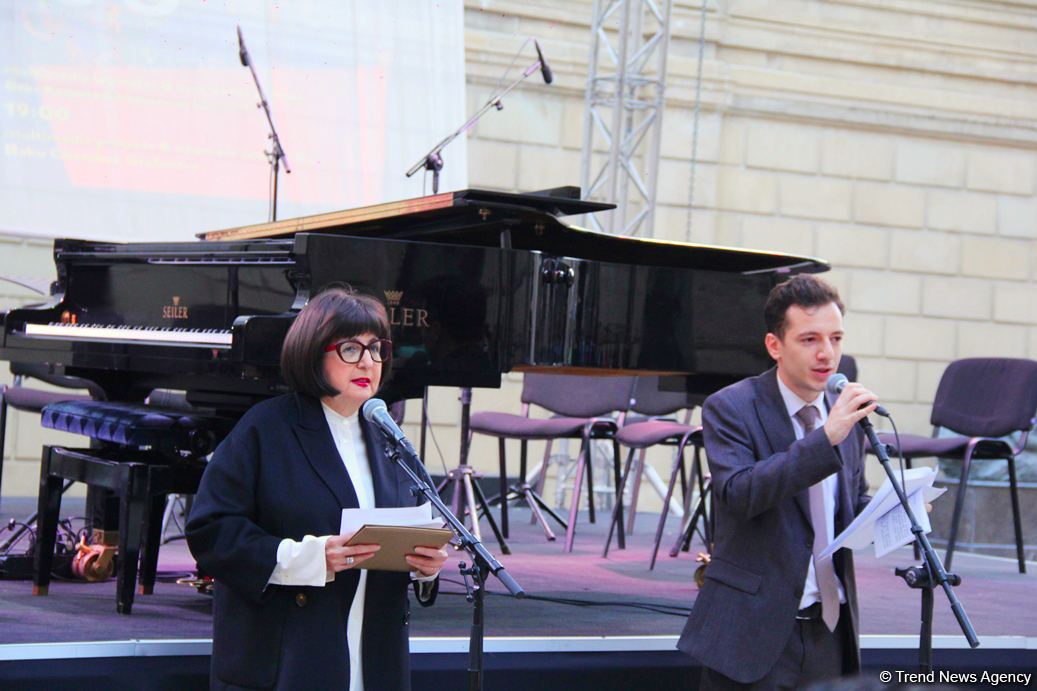 Бесподобная ночь в Баку – новая реальность цифровых технологий! Впервые под открытым небом классика и дефиле "статуй" (ВИДЕО, ФОТО)