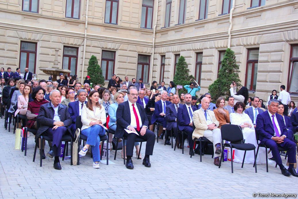Бесподобная ночь в Баку – новая реальность цифровых технологий! Впервые под открытым небом классика и дефиле "статуй" (ВИДЕО, ФОТО)