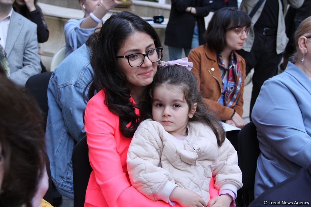 Бесподобная ночь в Баку – новая реальность цифровых технологий! Впервые под открытым небом классика и дефиле "статуй" (ВИДЕО, ФОТО)