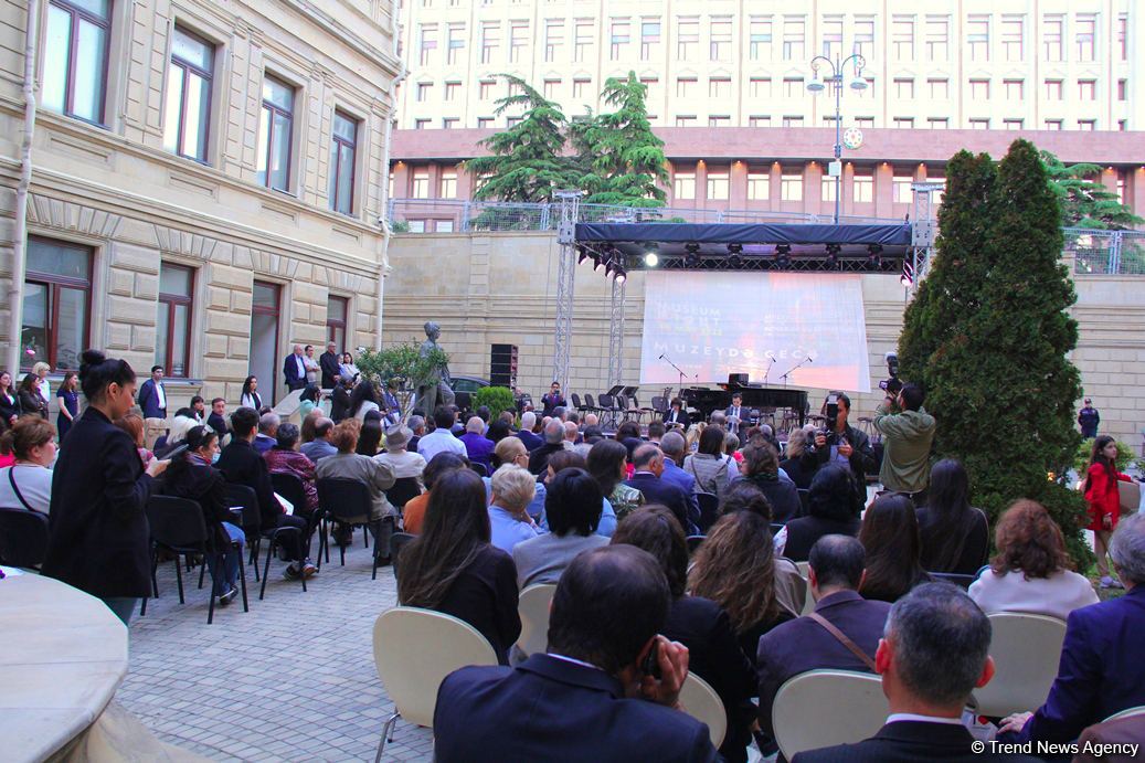 Бесподобная ночь в Баку – новая реальность цифровых технологий! Впервые под открытым небом классика и дефиле "статуй" (ВИДЕО, ФОТО)