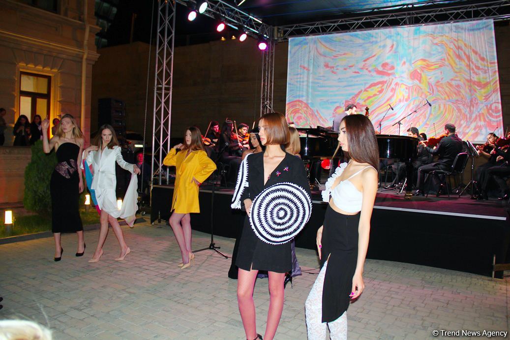 Бесподобная ночь в Баку – новая реальность цифровых технологий! Впервые под открытым небом классика и дефиле "статуй" (ВИДЕО, ФОТО)