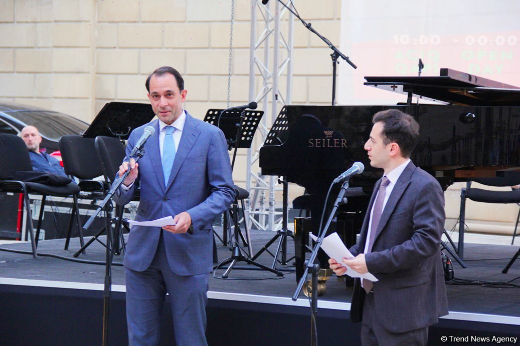 Бесподобная ночь в Баку – новая реальность цифровых технологий! Впервые под открытым небом классика и дефиле "статуй" (ВИДЕО, ФОТО)