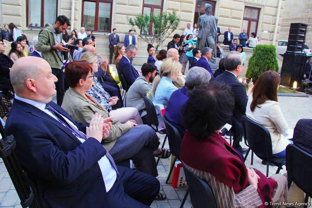 Бесподобная ночь в Баку – новая реальность цифровых технологий! Впервые под открытым небом классика и дефиле "статуй" (ВИДЕО, ФОТО)