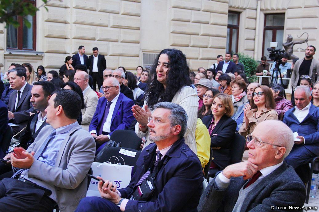 Бесподобная ночь в Баку – новая реальность цифровых технологий! Впервые под открытым небом классика и дефиле "статуй" (ВИДЕО, ФОТО)