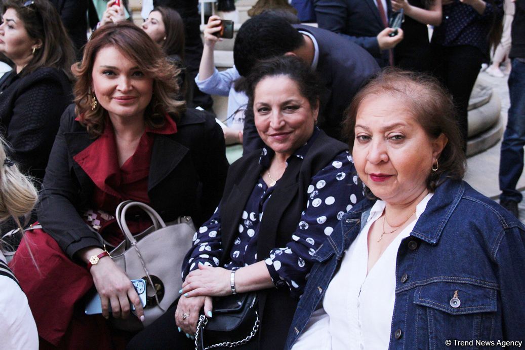 Бесподобная ночь в Баку – новая реальность цифровых технологий! Впервые под открытым небом классика и дефиле "статуй" (ВИДЕО, ФОТО)