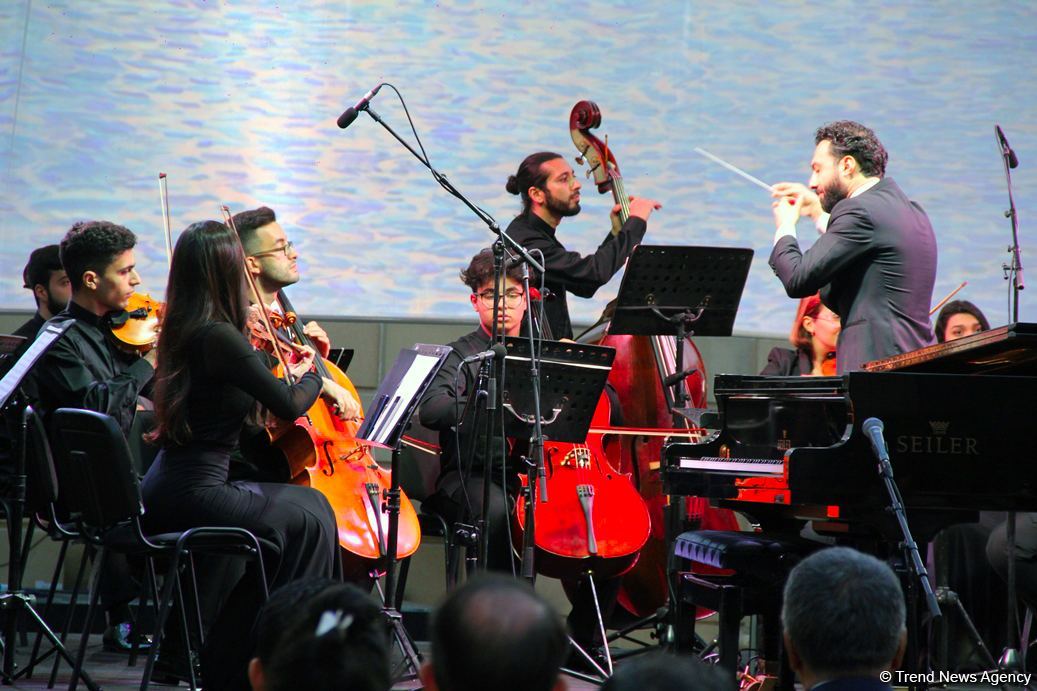 Бесподобная ночь в Баку – новая реальность цифровых технологий! Впервые под открытым небом классика и дефиле "статуй" (ВИДЕО, ФОТО)