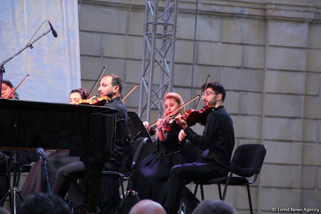 Бесподобная ночь в Баку – новая реальность цифровых технологий! Впервые под открытым небом классика и дефиле "статуй" (ВИДЕО, ФОТО)