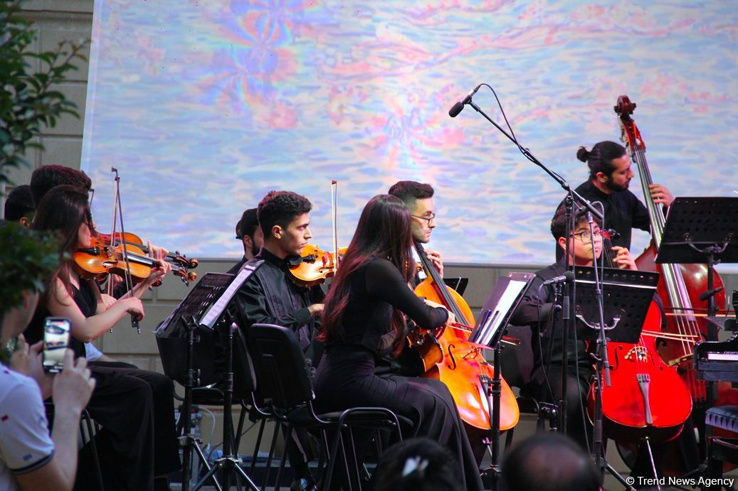 Бесподобная ночь в Баку – новая реальность цифровых технологий! Впервые под открытым небом классика и дефиле "статуй" (ВИДЕО, ФОТО)