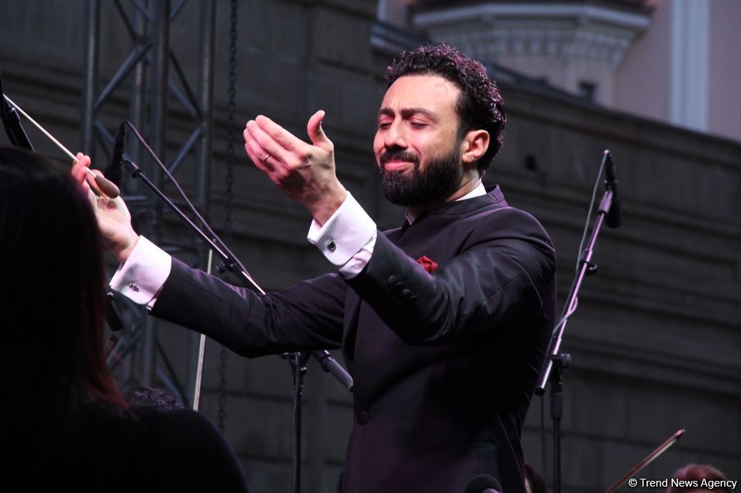 Бесподобная ночь в Баку – новая реальность цифровых технологий! Впервые под открытым небом классика и дефиле "статуй" (ВИДЕО, ФОТО)