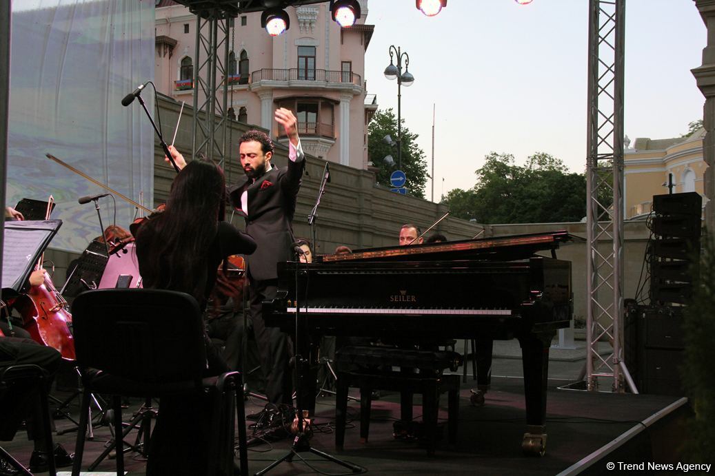 Бесподобная ночь в Баку – новая реальность цифровых технологий! Впервые под открытым небом классика и дефиле "статуй" (ВИДЕО, ФОТО)