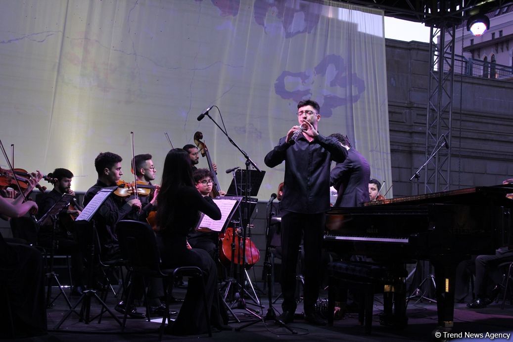 Бесподобная ночь в Баку – новая реальность цифровых технологий! Впервые под открытым небом классика и дефиле "статуй" (ВИДЕО, ФОТО)