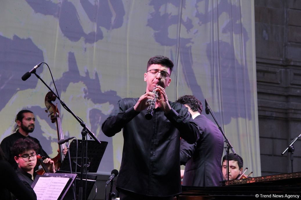 Бесподобная ночь в Баку – новая реальность цифровых технологий! Впервые под открытым небом классика и дефиле "статуй" (ВИДЕО, ФОТО)