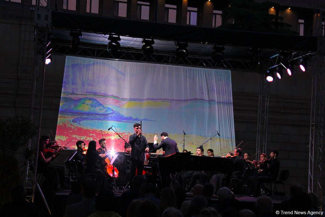 Бесподобная ночь в Баку – новая реальность цифровых технологий! Впервые под открытым небом классика и дефиле "статуй" (ВИДЕО, ФОТО)