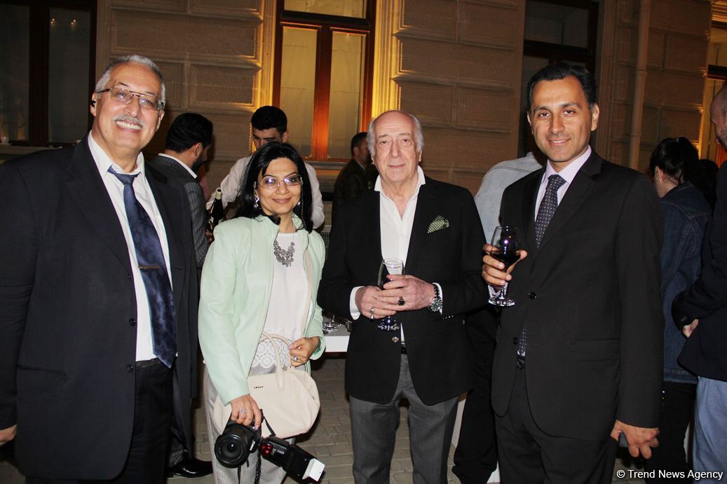 Бесподобная ночь в Баку – новая реальность цифровых технологий! Впервые под открытым небом классика и дефиле "статуй" (ВИДЕО, ФОТО)